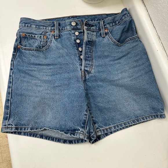 High rise mid thigh 501 Levi shorts - Picture 3 of 6